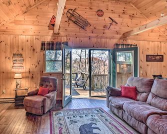 'Nature's Retreat' w/ Hot Tub: 7 Mi to Bryson City - Whittier - Sala de estar