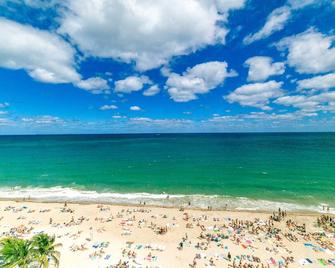 On the B.E.A.C.H-Ocean/Beach Front-Balcony- Renovated-Views from every window! - Fort Lauderdale - Playa