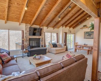 The Rustic Elk: A Serene & Picturesque White Mountain Retreat by Loon with A/C - Lincoln - Huiskamer