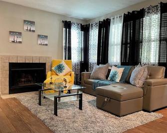 Atlgetaway Serenity’s Embrace/Free Parking - Sandy Springs - Living room