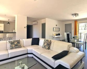 Recent villa 3 bedrooms, quiet village charm, pool near Aix and Luberon - Rognes - Sala de estar