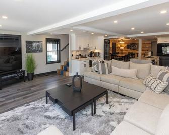 Welcome to “Old Lyme” Enjoy gazing up and down the coast from this new home. - Old Lyme - Sala de estar
