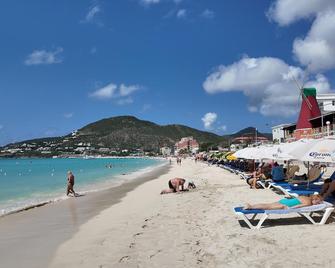 Studio Sleeps 2 with Free Parking - Simpson Bay