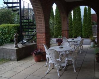 Firs Hotel - Hitchin - Patio