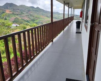 Blue Mountain Lodge Kundasang - Kundasang - Balcony