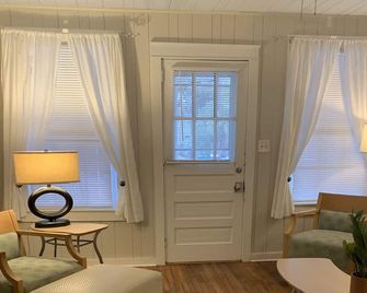 The Darlington Inn & Cottages - Myrtle Beach - Living room