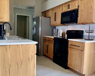 Cozy and Bright 3 BR | 2 BA home in the Yuma Foothills - Yuma - Kitchen