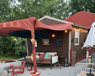 Whimsical 'Glamping' Cabin Getaway - Leitchfield - Patio