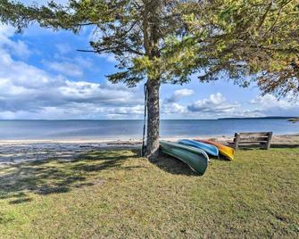 Lovely Lake Huron Getaway Beach Access and Kayaks! - Saint Ignace - Beach
