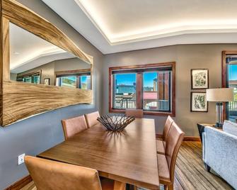 2 Br 2 Ba Luxury Condo. Walk to South Lake Tahoe! - South Lake Tahoe - Comedor