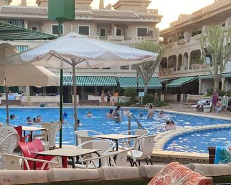 Ground flr 2 bed Apt. With large communal pool; beaches; restaurants; cafés near - Puerto de Mazarron - Zwembad