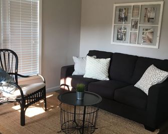 Perfect For Antique Fair Shoppers And Everything Else Round Top Has To Offer! - Round Top - Living room