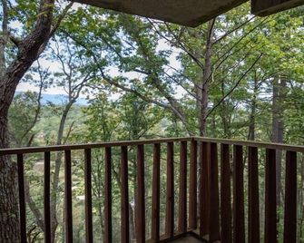 Mountainside Retreat Condo (#1-201) | Ground-level | Quiet & secluded - Basye - Balcón