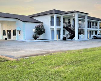 Rodeway Inn Sandersville - Sandersville - Building