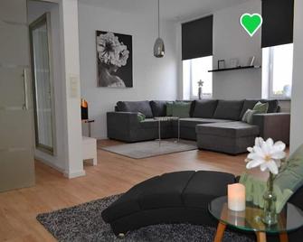 Komfort Ferienwohnungen mit Wellness-Garten - Gästehaus am Bachlauf - Losheim am See - Losheim am See - Wohnzimmer