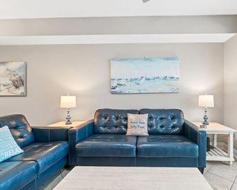 Sea Dunes 502 Beach Oasis Beachfront Condo with Pool Hot Tub Free Beach Service 0488 - Fort Walton Beach - Living room
