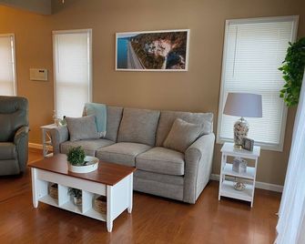 River View TH w/ Patio- 1 block from Main St - Grafton - Living room