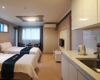 R&T Hotel - Jeju City - Bedroom