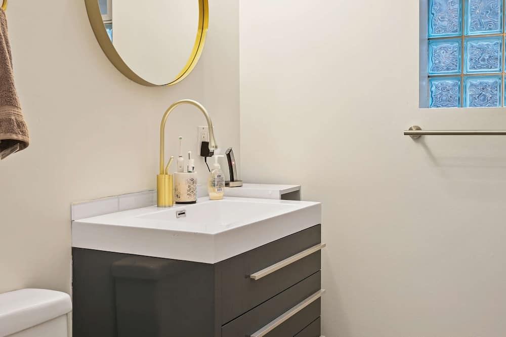 2 Bed Apt w/ Office, Free Parking, Near Wrigley - Chicago - Bathroom