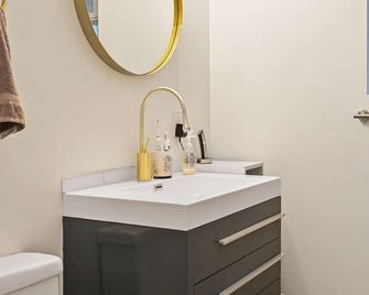 2 Bed Apt w/ Office, Free Parking, Near Wrigley - Chicago - Bathroom
