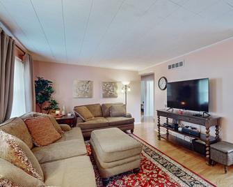 Cute family home located in the perfect for exploring the area - York - Living room
