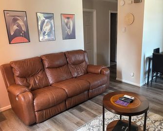 Newly renovated Apartment West Allis, WI - West Allis - Living room