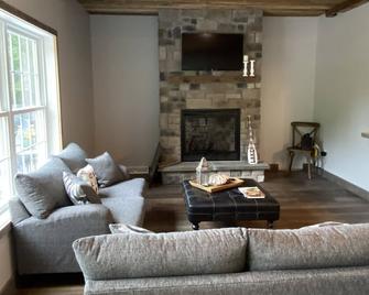 Lake Cottage - 15 Minutes to Jiminy Peak Ski Resort, Albany, Troy - Averill Park - Sala de estar
