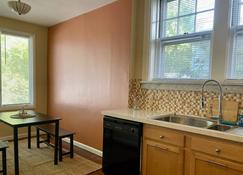 Perfect for large families and groups, located walking distance to Downtown - Mount Vernon - Kitchen