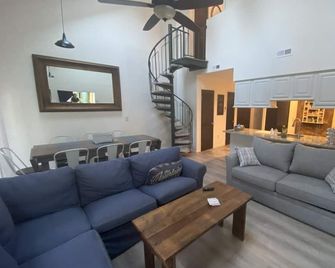 Two Full Baths in Newly Renovated ski golf Condo! New on Market!! - Vernon Township - Sala de estar