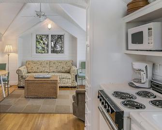Located in Seaside - Sleeps 4 - Santa Rosa Beach - Sala de estar