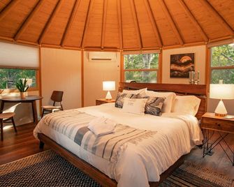 Relax In Your Own Secluded Yurt Cabin Nestled Into A 200+ Acre Property! - Bastrop - Bedroom