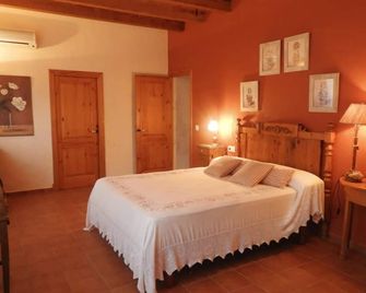 Charming Menorcan Farmhouse | Villa Cielo Azul | 6 Bedrooms | Tranquil. - Alaior - Bedroom