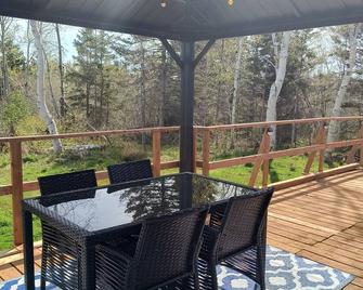 Cozy cottage in Grand Tracadie PEI minutes away from PEI's beautiful beaches. - York - Balcony