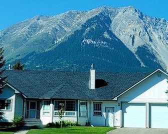 Large Fam Friendly Home - Hot Tub- Air Conditioning - Game Room - Child Friendly - Bellevue