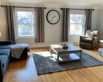 Updated charming 2ND unit city place with BIG yard - Grosse Pointe - Sala de estar