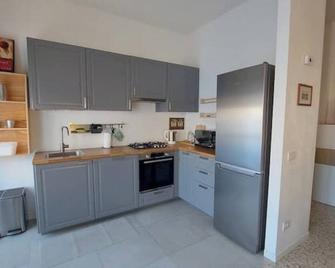 'Flora' apt for family+ Free parking - Bérgamo - Cocina