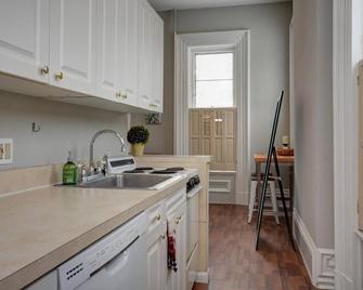 Cozy 1 bedroom apt near High Street! - Columbus - Kitchen