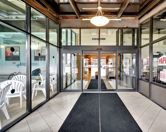 Quality Hotel & Suites At The Falls - Niagara Falls - Lobby