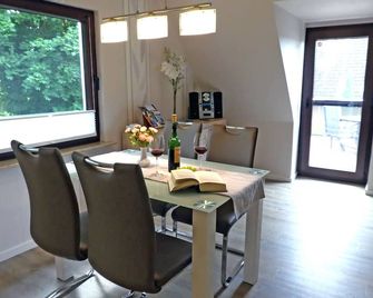 Peedy's luxuriöse 60m² Wohnung mit Balkonterrasse - Stade - Essbereich