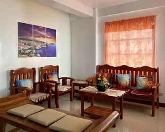 Vacation House in Baguio with Amazing Sunset Views - Baguio - Living room