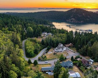 Lodge Trails, Hot Tub, Walk to Cornet Bay - Oak Harbor - Außenansicht