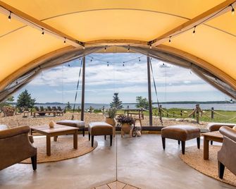 Under Canvas Acadia - Surry - Sala de estar