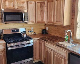 The Rocky Mountain Cabin - Apple Valley - Kitchen