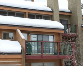 Mountain retreat: spacious & updated. 3 Bdrm Condo at Panorama Mountain Village - Panorama - Building