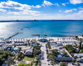 Gecko Cove Art District - Pet Friendly - Gulfport - Building