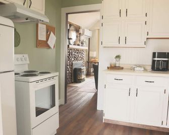 Cozy hidden gem in Amherstburg with a view of Lake Erie. - Amherstburg - Kitchen