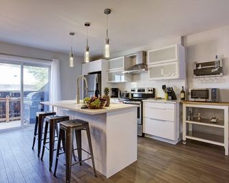 Modern Townhouse with Rooftop Deck - Montreal - Kitchen