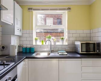 Stopover At Lowcay Apartment D With Allocated Parking - Southsea - Kitchen