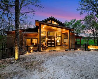 Secluded Creekside Cabin With Hot Tub An - Broken Bow