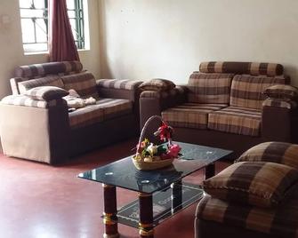 Lado Hotel - Masindi - Sala de estar